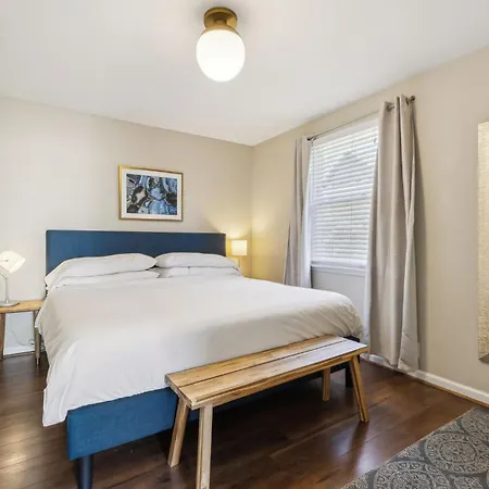 Family Friends And Free Parking Close To Downtown Holiday home