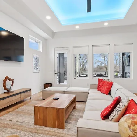 Stylish Multi-level Retreat Rooftop & Pool Table *