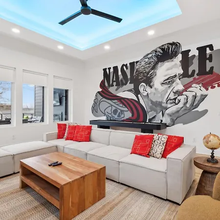 Stylish Multi-level Retreat Rooftop & Pool Table Nashville