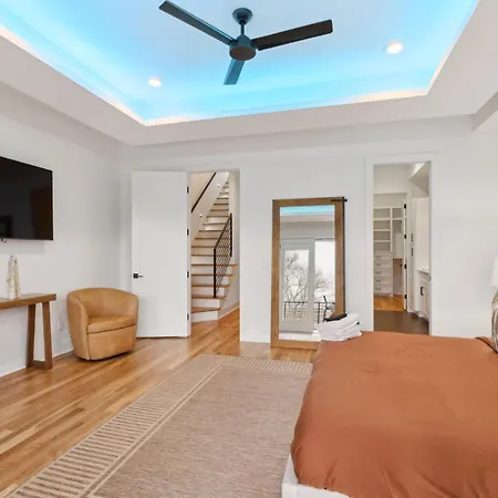 Stylish Multi-level Retreat Rooftop & Pool Table Nashville