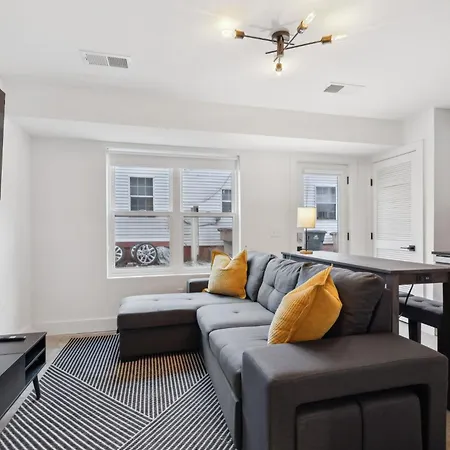 Stylish Multi-level Retreat Rooftop & Pool Table * Nashville