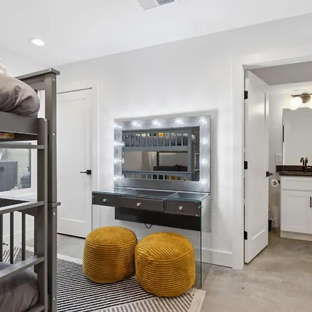 Holiday home Stylish Multi-level Retreat Rooftop & Pool Table
