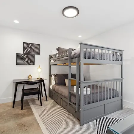 Stylish Multi-level Retreat Rooftop & Pool Table Holiday home *