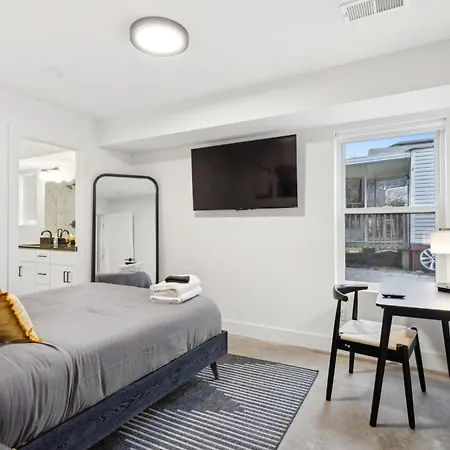 Stylish Multi-level Retreat Rooftop & Pool Table Holiday home Nashville