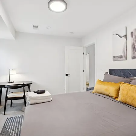 Stylish Multi-level Retreat Rooftop & Pool Table Holiday home