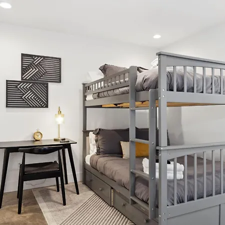 Holiday home 1st Flr Retreat Downtown & Spots *