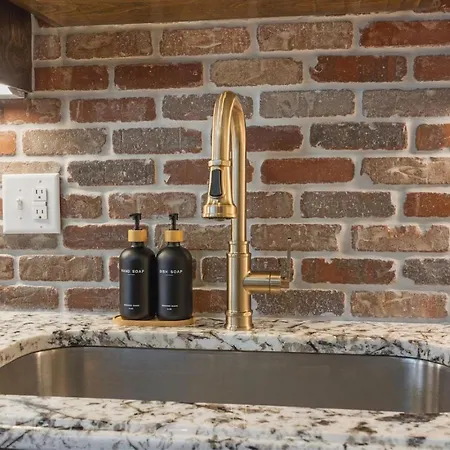 Rustic Western - Walk To Bars, Coffee And Restaurants