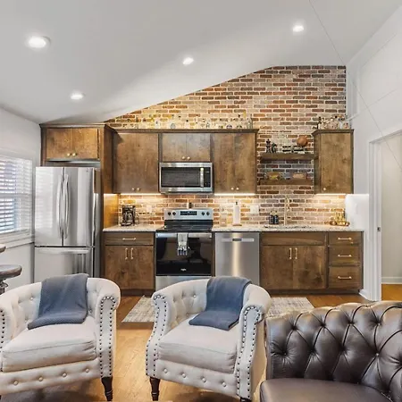 Rustic Western - Walk To Bars, Coffee And Restaurants Holiday home