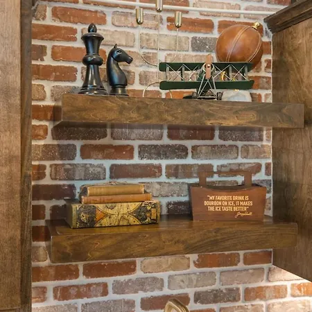 Rustic Western - Walk To Bars, Coffee And Restaurants Holiday home *