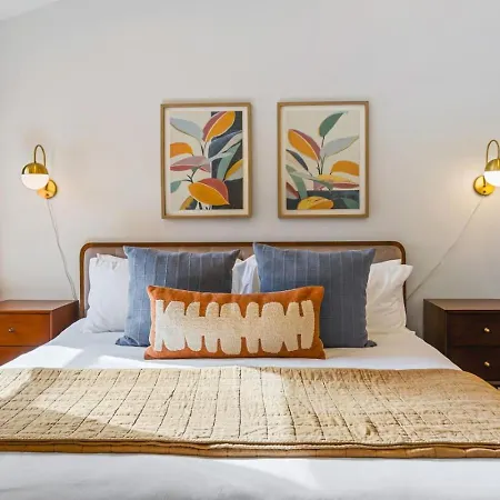 Mid-century Modern Near Restaurants, Coffee And Bars Holiday home