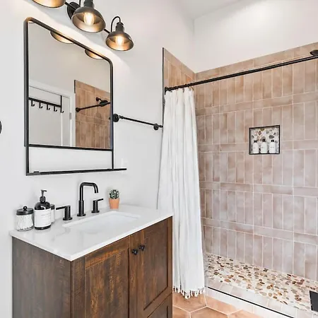 Chic And Cozy - Walk To Bars, Coffee, And Restaurants Holiday home Nashville