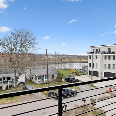 Holiday home Sleek Multi-level Rooftop Views & Pool Table