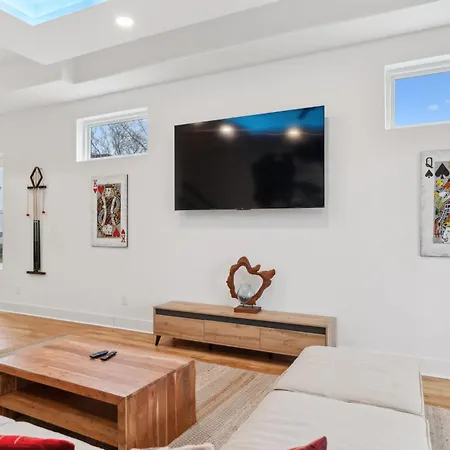Sleek Multi-level Rooftop Views & Pool Table *