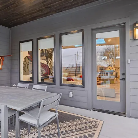 Holiday home Sleek Multi-level Rooftop Views & Pool Table