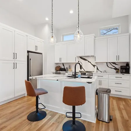 Holiday home Sleek Multi-level Rooftop Views & Pool Table *