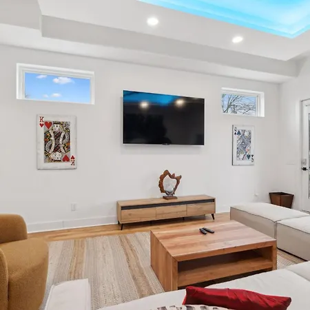 Holiday home Sleek Multi-level Rooftop Views & Pool Table *