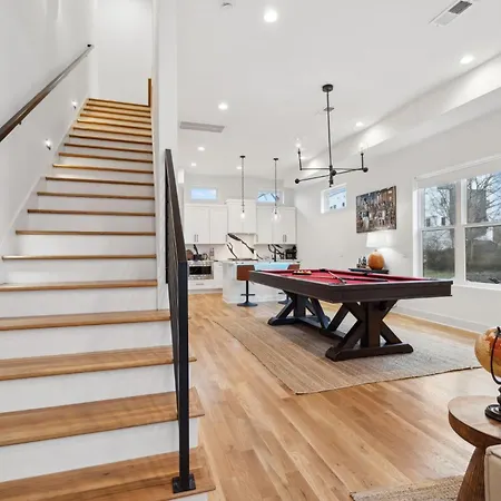 Holiday home Sleek Multi-level Rooftop Views & Pool Table Nashville