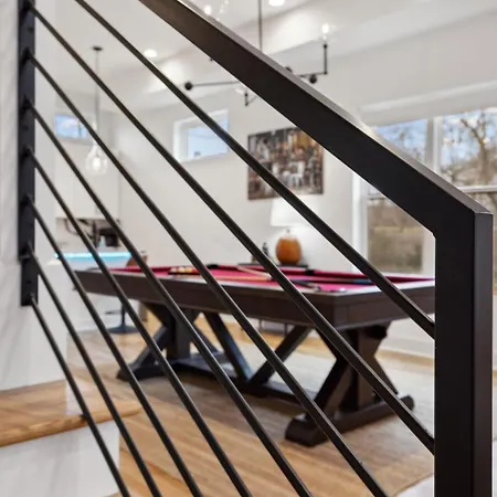 Sleek Multi-level Rooftop Views & Pool Table Holiday home
