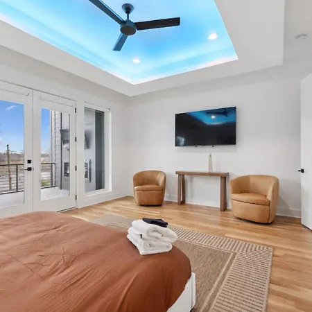 Sleek Multi-level Rooftop Views & Pool Table Holiday home *