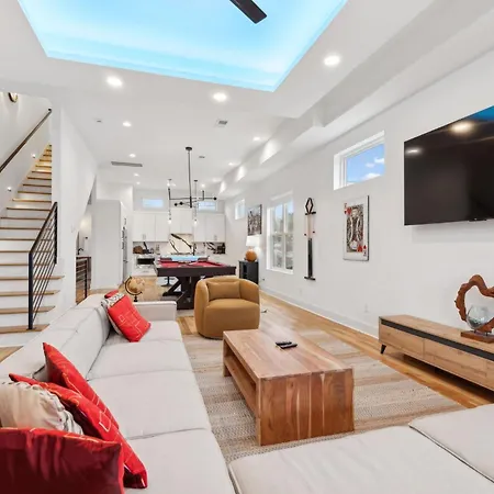 Sleek Multi-level Rooftop Views & Pool Table Holiday home Nashville