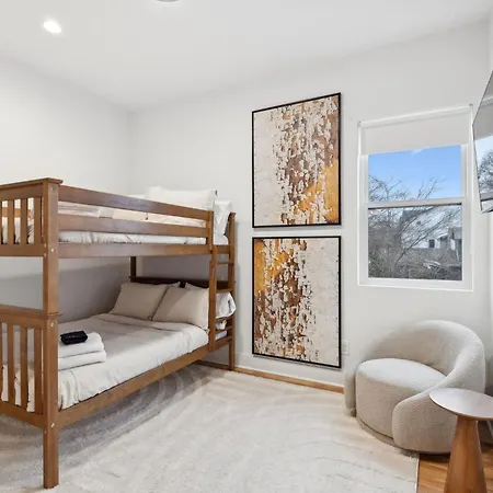 Holiday home Sleek Multi-level Rooftop Views & Pool Table *