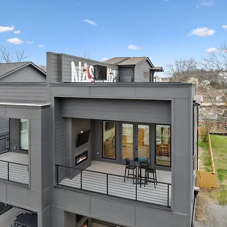 Sleek Multi-level Rooftop Views & Pool Table Holiday home *