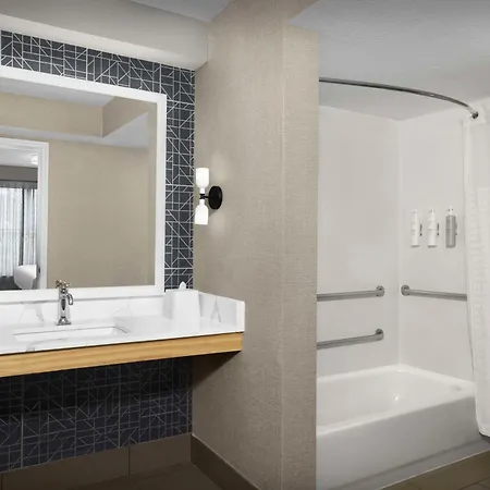 Hotel Homewood Airport 3*