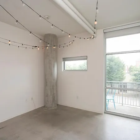 5m222- Unfurnished Amazing Layout