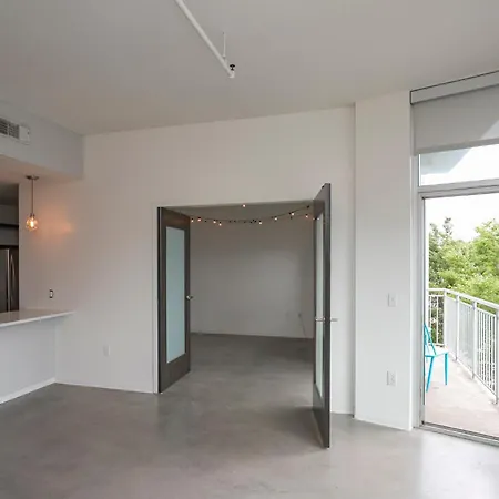 5m222- Unfurnished Amazing Layout *