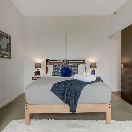 5m302 Skyline Views From Light Filled Holiday home *