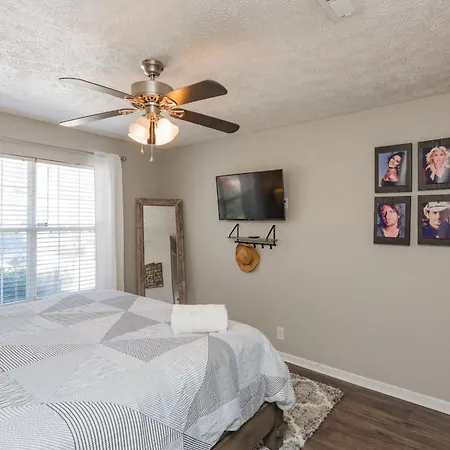 Holiday home Looby Location- Charming 3br 10 Min To Downtown *