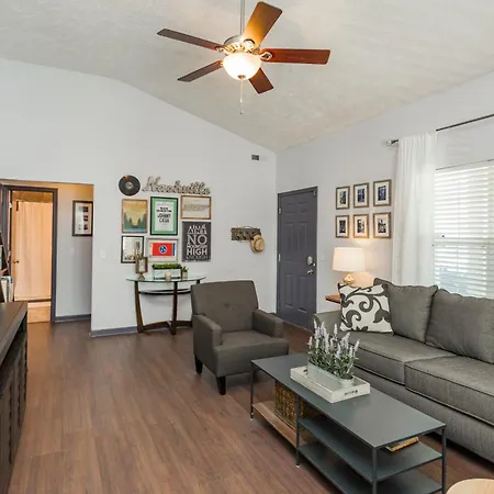 Holiday home Looby Location- Charming 3br 10 Min To Downtown