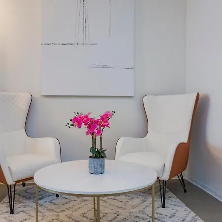 5m412- Sophisticated 1br *