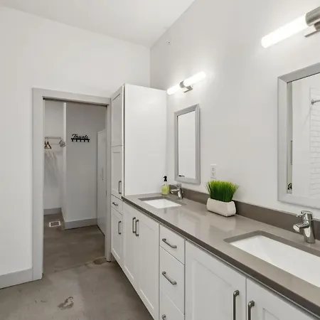 Apartment Modern Townhome 2 Miles South Of Downtown And Broadway Ave