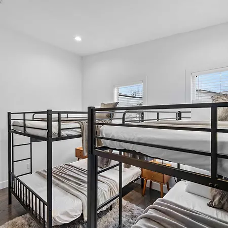 Magnificent 4 Bedroom -w Balcony & Fireplace Holiday home Nashville