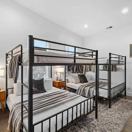 Magnificent 4 Bedroom -w Balcony & Fireplace *