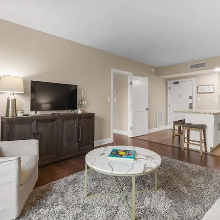 On Famous Music Row - Pool, Parking, Walk To Bars Holiday home
