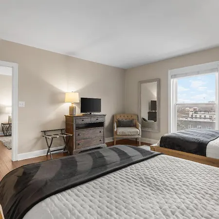 Holiday home On Famous Music Row - Pool, Parking, Walk To Bars *