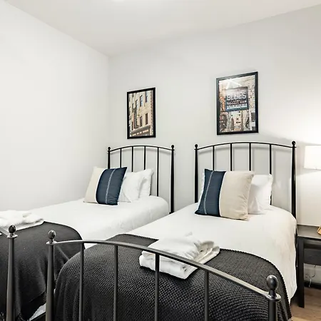 Sleeps 18 3 Modern Midtown W Gym Pool Walkable To Shops Eats Holiday home