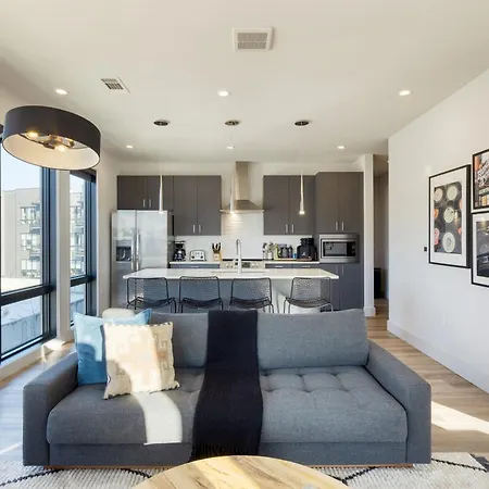 Sleeps 18 3 Modern Midtown W Gym Pool Walkable To Shops Eats Holiday home
