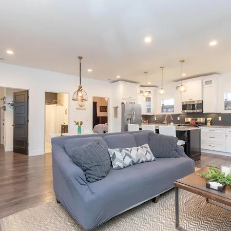 Broadway Breeze Escape Modern Nashville Comfort Holiday home