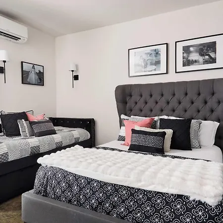 Perfect Cma Fest Hq, Rooftop 10 Mins To Downtown, Garage, Ping Pong, Karaoke, Axe Throwing, Shuffleboard, 10 Mins To Broadway, 5 Mins To Five Points, Perfect For Bachelors Or Bachelorettes, 24 Hr Hospitality Nashville