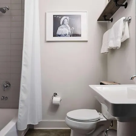 Holiday home Perfect Cma Fest Hq, Rooftop 10 Mins To Downtown, Garage, Ping Pong, Karaoke, Axe Throwing, Shuffleboard, 10 Mins To Broadway, 5 Mins To Five Points, Perfect For Bachelors Or Bachelorettes, 24 Hr Hospitality