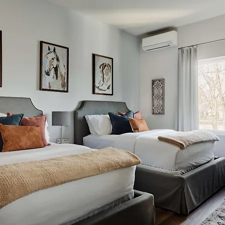 Holiday home Perfect Cma Fest Hq, Rooftop 10 Mins To Downtown, Garage, Ping Pong, Karaoke, Axe Throwing, Shuffleboard, 10 Mins To Broadway, 5 Mins To Five Points, Perfect For Bachelors Or Bachelorettes, 24 Hr Hospitality *