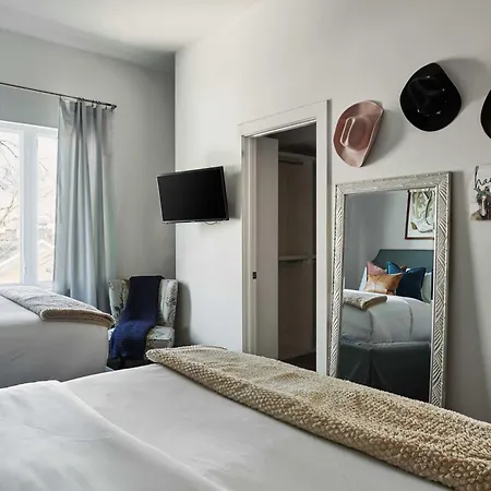 Perfect Cma Fest Hq, Rooftop 10 Mins To Downtown, Garage, Ping Pong, Karaoke, Axe Throwing, Shuffleboard, 10 Mins To Broadway, 5 Mins To Five Points, Perfect For Bachelors Or Bachelorettes, 24 Hr Hospitality Holiday home Nashville