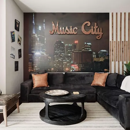 Perfect Cma Fest Hq, Rooftop 10 Mins To Downtown, Garage, Ping Pong, Karaoke, Axe Throwing, Shuffleboard, 10 Mins To Broadway, 5 Mins To Five Points, Perfect For Bachelors Or Bachelorettes, 24 Hr Hospitality