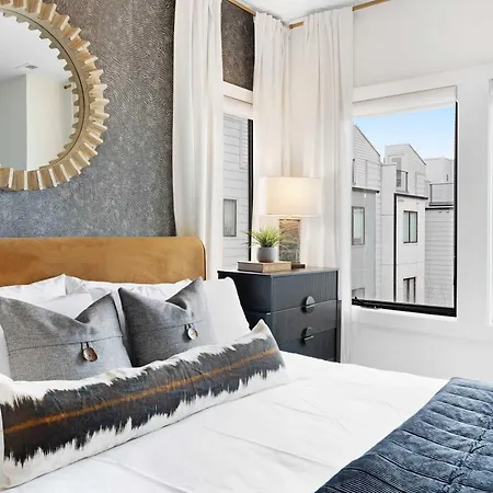Holiday home The Hawkins House - Walk To Gulch, Rooftop Views! Nashville