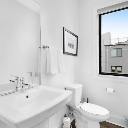 The Hawkins House - Walk To Gulch, Rooftop Views! *