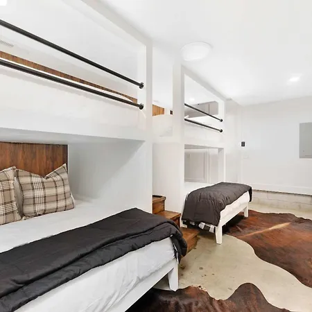 Holiday home The Hawkins House - Walk To Gulch, Rooftop Views! Nashville