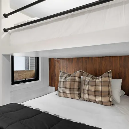 The Hawkins House - Walk To Gulch, Rooftop Views! Holiday home
